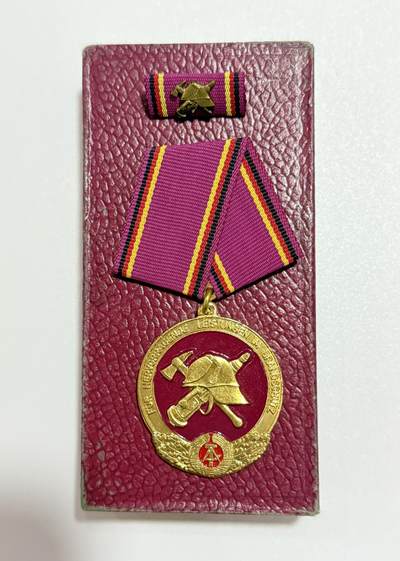 韵星假日精品2025秋季军品类拍卖会-- Rimey Holidays Boutique 2025 Autumn Militaria Sale - 民主德国消防突出成就奖章带盒略  消防领域T0级别高级勋赏