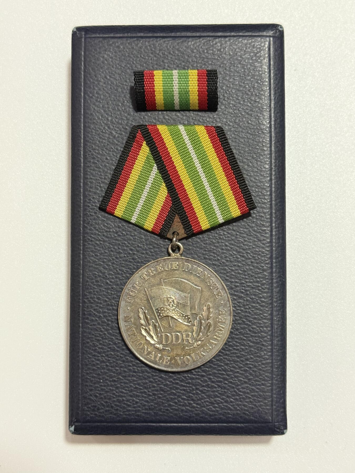 韵星假日精品2025秋季军品类拍卖会-- Rimey Holidays Boutique 2025 Autumn Militaria Sale 民主德国人民军银级忠诚服役奖章带盒略 极早期提手挂900银版本