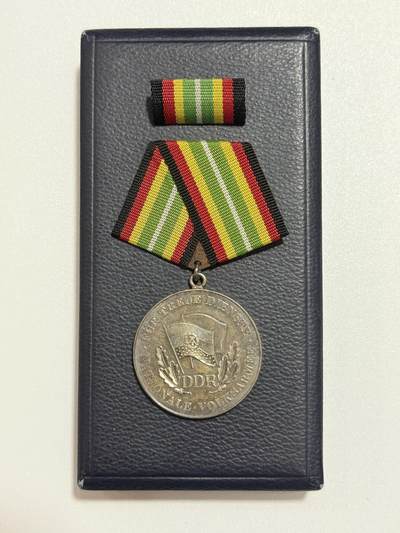 韵星假日精品2025秋季军品类拍卖会-- Rimey Holidays Boutique 2025 Autumn Militaria Sale - 民主德国人民军银级忠诚服役奖章带盒略 极早期提手挂900银版本