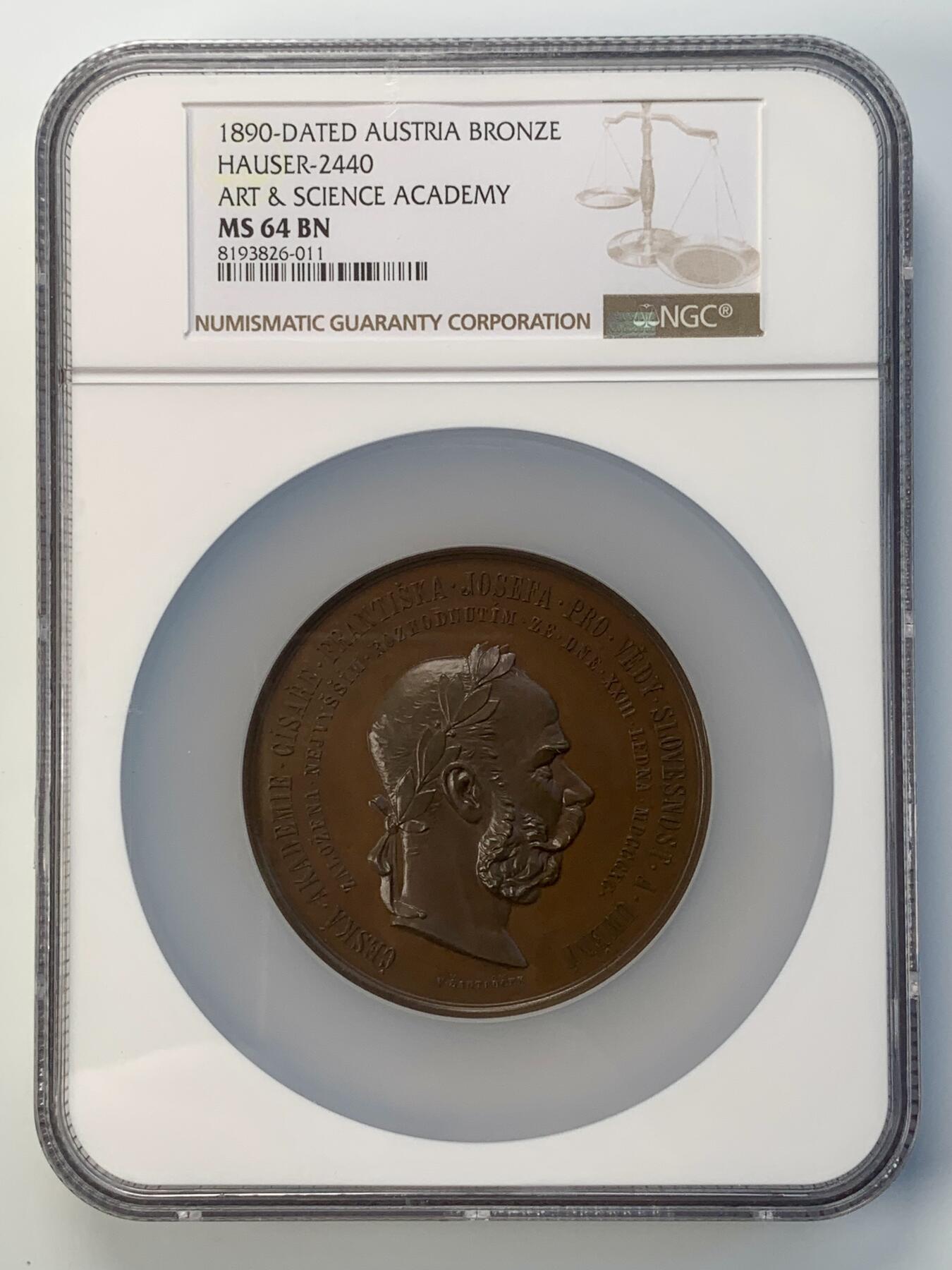 掌中浮雕-藏着的欧洲第039场 NGC MS64 ：1890年波希米亚科学、文学和艺术学院成立铜章，67mm，V. Santrucek und Max Pirner雕刻。背面可见摩尔多瓦大桥和圣维茨大教堂