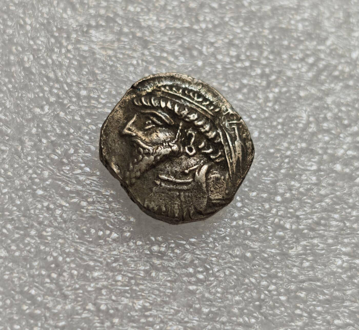 瓶子🏺第214期拍卖会  埃兰王国公元前54-前32年卡姆纳斯克里斯五世四德拉克马银币 打制于赫狄丰塞琉西亚城 卡姆纳斯克里斯五世面左像  后方锚记族徽  背面安息王像  埃兰王国早期高银版本  高浮雕美品  细节犀利