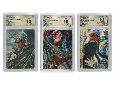 白泽拍卖卡牌手绘专场第27期 - 2025 昆仑万象 三国礼盒2 3张 关公关门号020/020，异色赵云，粉衣吕布 粗闪 保粹评级 2张爆金10 1张9.5分 特标