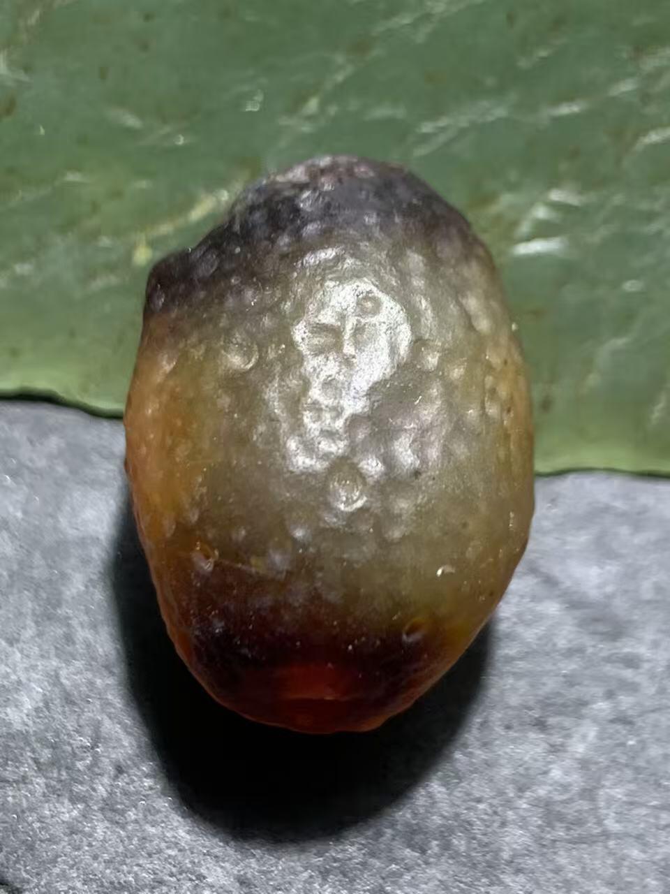 精美天然戈壁阿拉善麻皮酒红色俏色糖心大珠子一个，