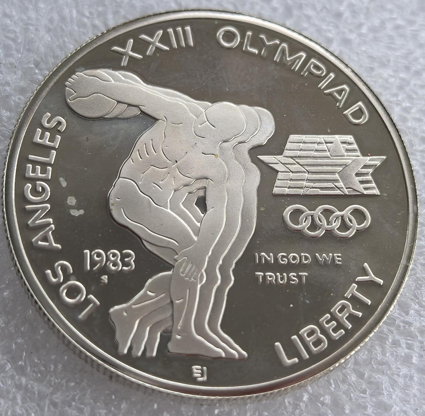 外国优质纪念币银币，周六晚上九点倒数截拍，满百包邮，可寄存半年，喜欢朋友微信扫描二维码可直接参拍 精制美国1983年亚特兰大奥运会1美元克朗型大银币