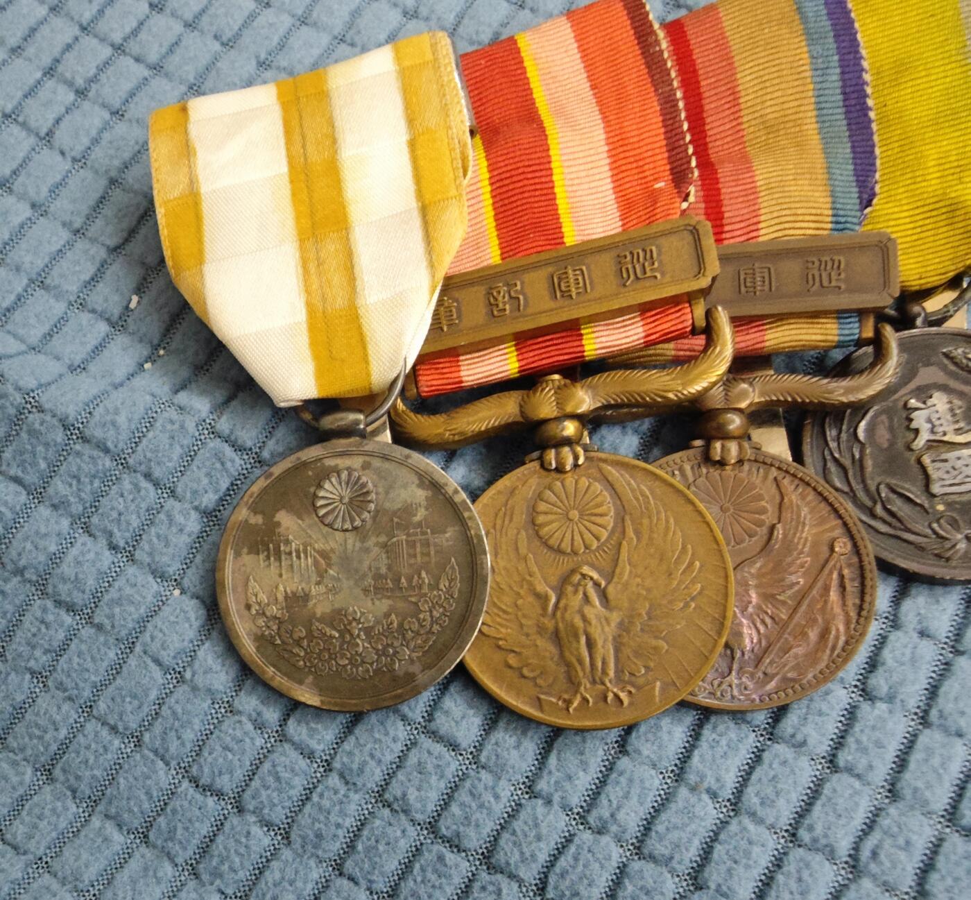 红色经典收藏拍卖专场第28期 勿忘国耻勿忘历史  二战鬼子章联排带原装皮套 皮套破损