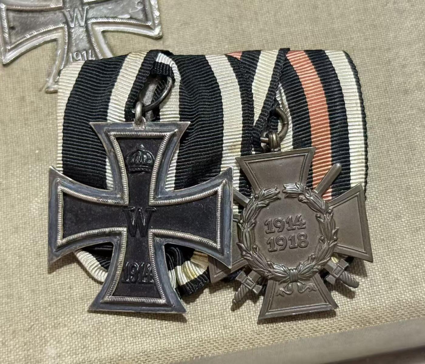 韵星假日精品2025秋季军品类拍卖会-- Rimey Holidays Boutique 2025 Autumn Militaria Sale 帝德铁十字定制盒收藏一组（包含镶嵌有二级铁十字勋章的定制盒一个、kag厂标二铁➕兴登堡奖章二联排一组、二级铁十字勋章纽扣迷你章一枚、巴伐利亚王国士兵证书一本、巴伐利亚王国路德维西国王纪念章一枚、巴伐利亚王国士兵cdv照片一张、一战爱国者之铁奖章、兴登堡元帅图像纪念品）本组藏品共8件