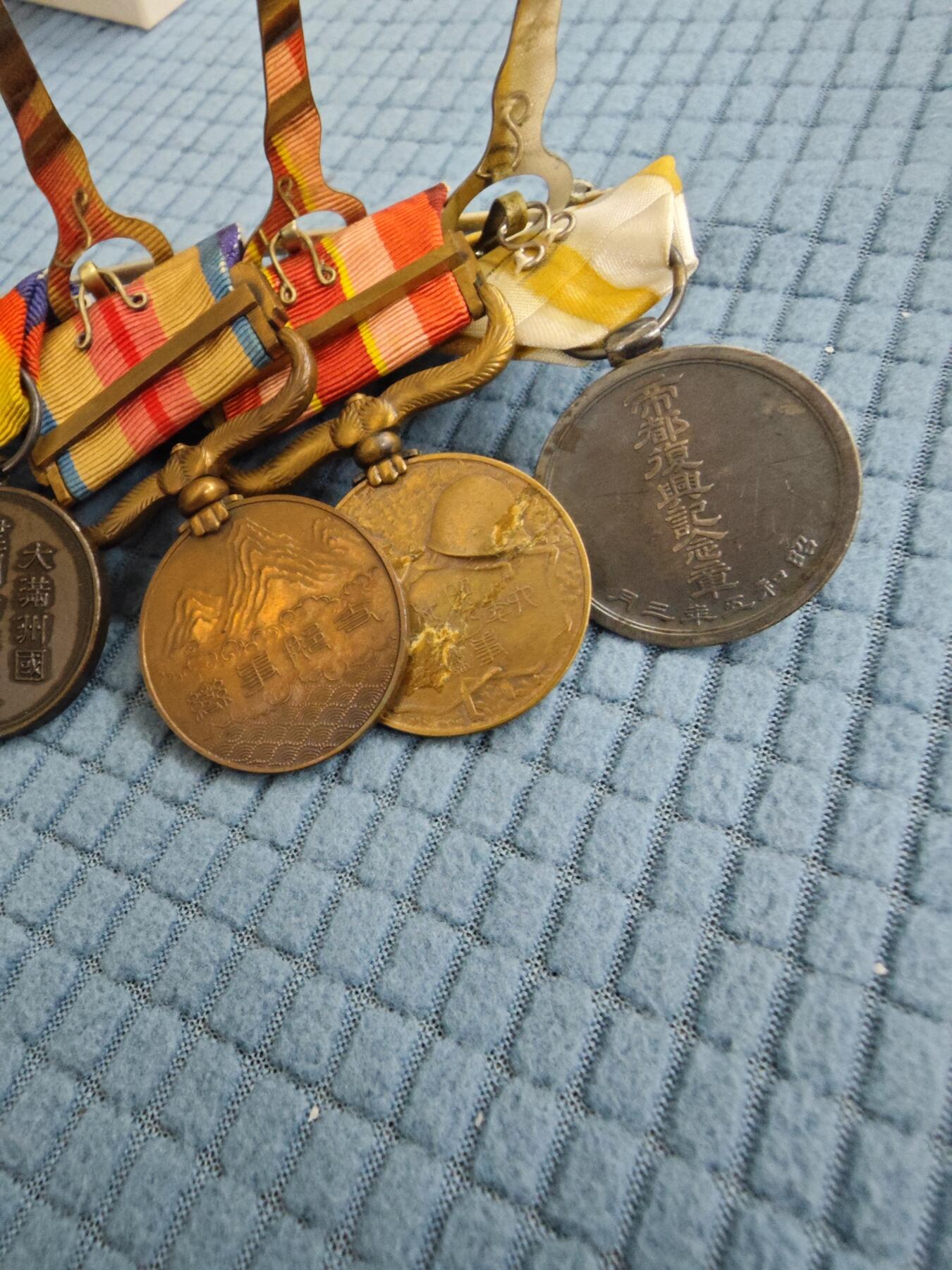 红色经典收藏拍卖专场第28期 勿忘国耻勿忘历史  二战鬼子章联排带原装皮套 皮套破损