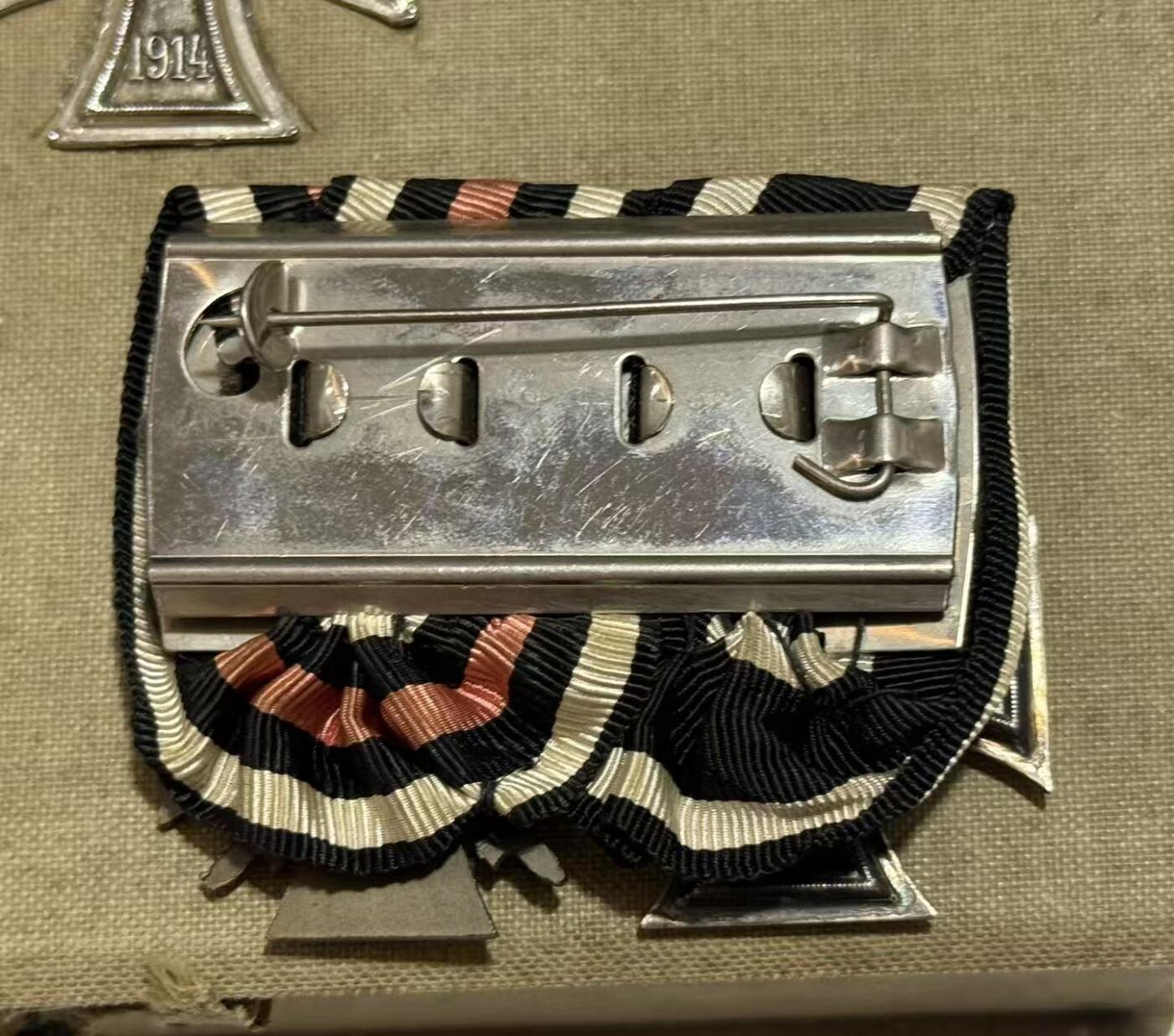 韵星假日精品2025秋季军品类拍卖会-- Rimey Holidays Boutique 2025 Autumn Militaria Sale 帝德铁十字定制盒收藏一组（包含镶嵌有二级铁十字勋章的定制盒一个、kag厂标二铁➕兴登堡奖章二联排一组、二级铁十字勋章纽扣迷你章一枚、巴伐利亚王国士兵证书一本、巴伐利亚王国路德维西国王纪念章一枚、巴伐利亚王国士兵cdv照片一张、一战爱国者之铁奖章、兴登堡元帅图像纪念品）本组藏品共8件