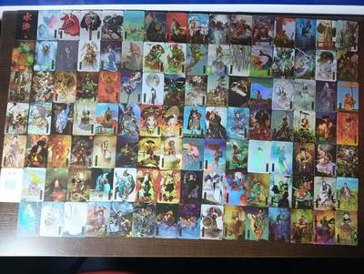 花开卡拍第45期（11月2号周日截拍，品控勿拍!!!拍品不寄存，运费5元，自制卡难免瑕疵，可能存在轻微撞角爆边等出厂瑕疵，品控介意勿拍！） - 人文之宝 正子公也 水浒英雄 109张全 彩闪，有几张存在撞边压痕，包装盒子有点破损，品控勿拍