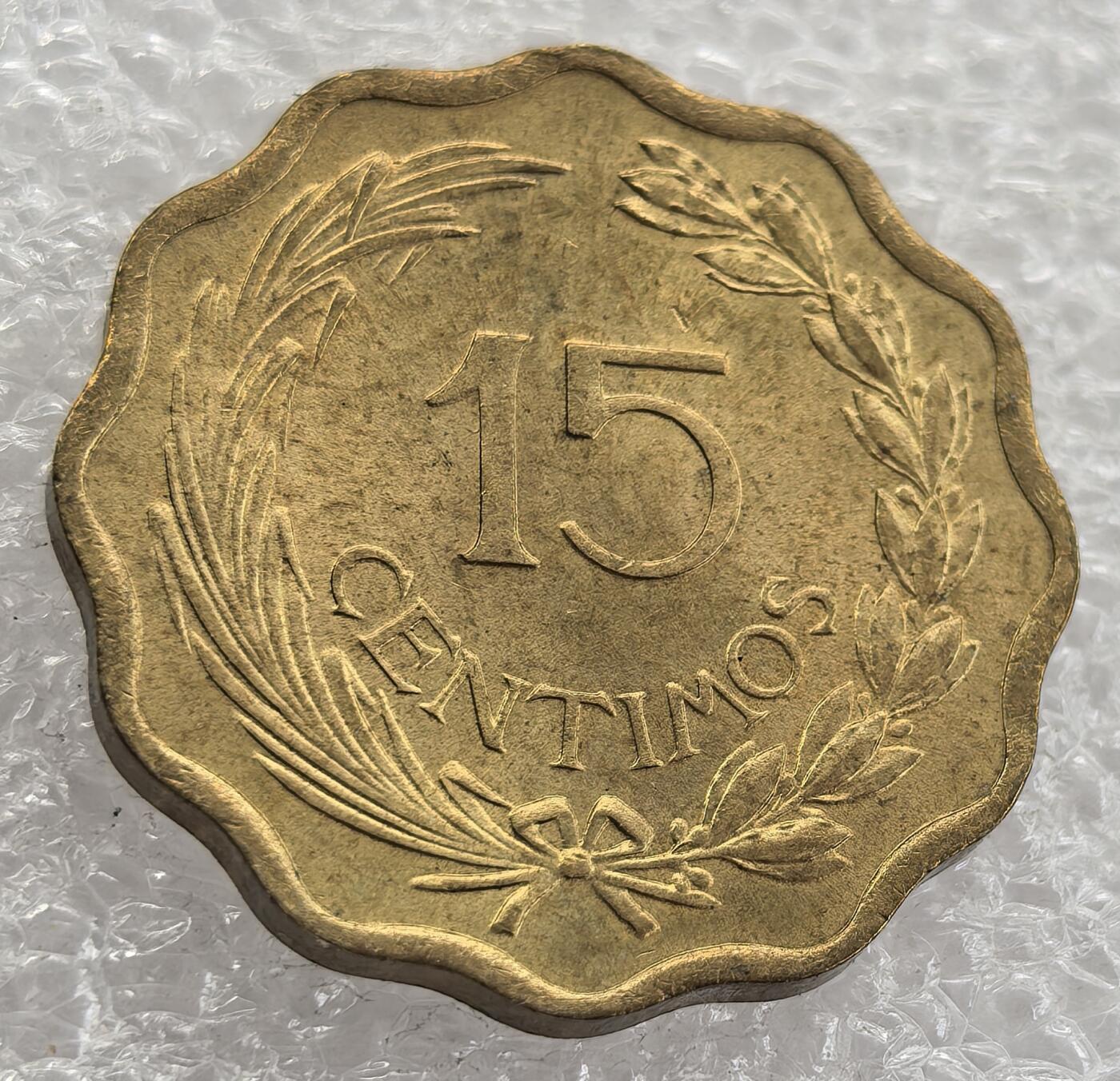 外国优质纪念币银币，周六晚上九点倒数截拍，满百包邮，可寄存半年，喜欢朋友微信扫描二维码可直接参拍 巴拉圭狮子自由帽1953年15分