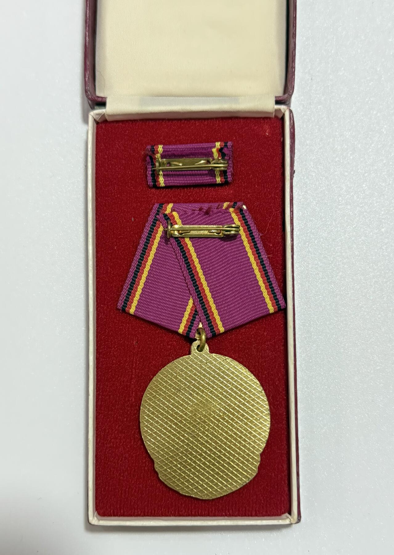 韵星假日精品2025秋季军品类拍卖会-- Rimey Holidays Boutique 2025 Autumn Militaria Sale 民主德国消防突出成就奖章带盒略  消防领域T0级别高级勋赏