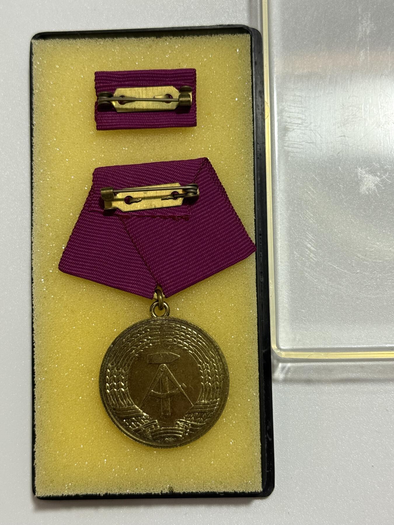 韵星假日精品2025秋季军品类拍卖会-- Rimey Holidays Boutique 2025 Autumn Militaria Sale 民主德国消防功绩奖章带盒略  消防领域高级别勋赏（消防功绩仅这一级别）