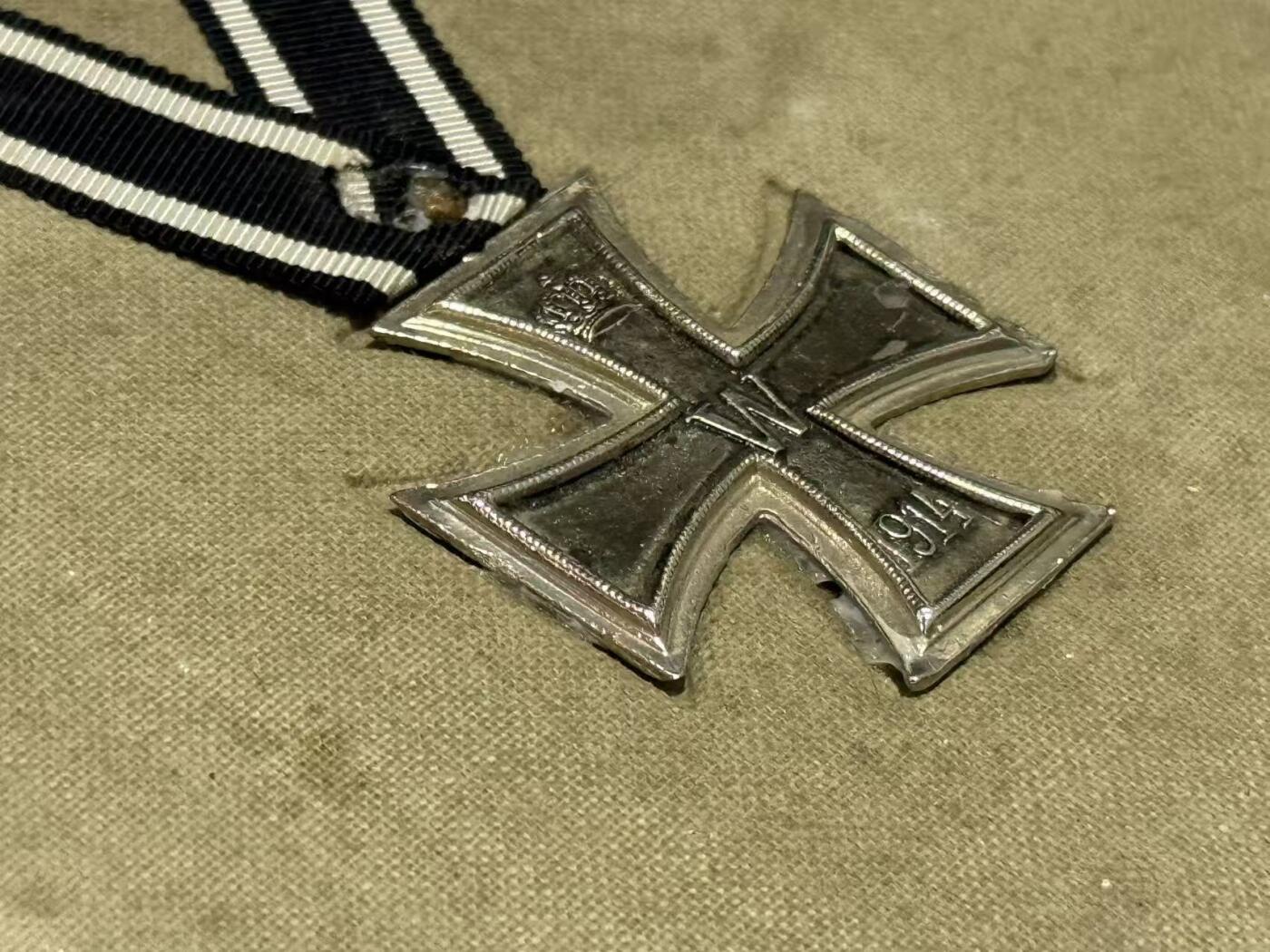 韵星假日精品2025秋季军品类拍卖会-- Rimey Holidays Boutique 2025 Autumn Militaria Sale 帝德铁十字定制盒收藏一组（包含镶嵌有二级铁十字勋章的定制盒一个、kag厂标二铁➕兴登堡奖章二联排一组、二级铁十字勋章纽扣迷你章一枚、巴伐利亚王国士兵证书一本、巴伐利亚王国路德维西国王纪念章一枚、巴伐利亚王国士兵cdv照片一张、一战爱国者之铁奖章、兴登堡元帅图像纪念品）本组藏品共8件