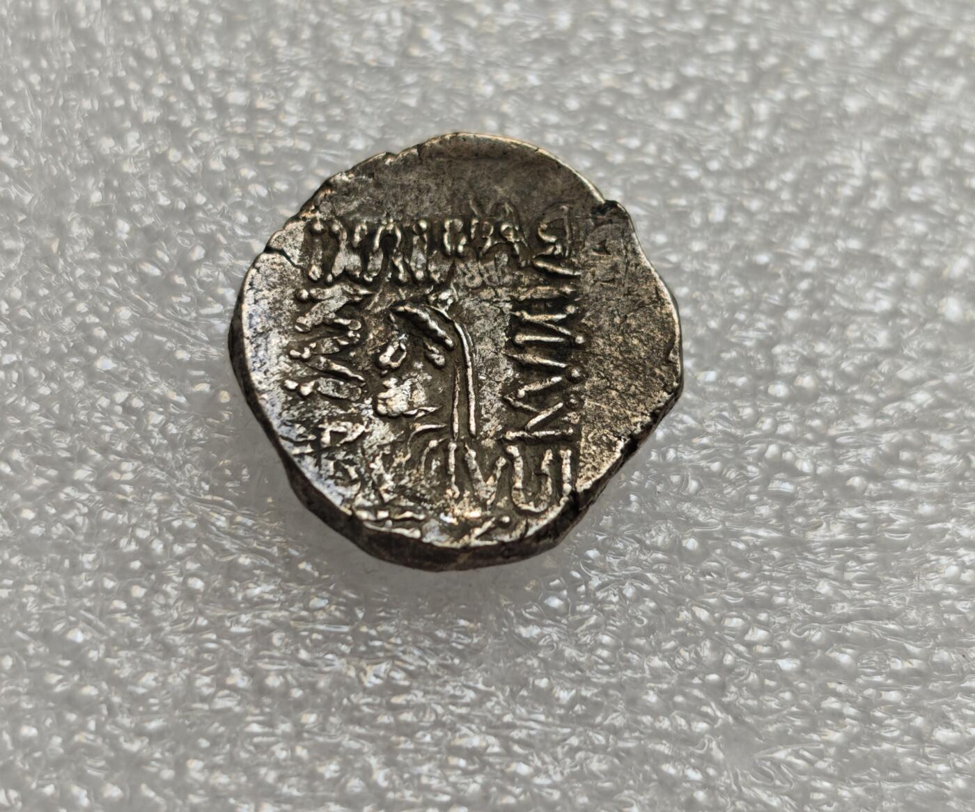 瓶子🏺第214期拍卖会  埃兰王国公元前54-前32年卡姆纳斯克里斯五世四德拉克马银币 打制于赫狄丰塞琉西亚城 卡姆纳斯克里斯五世面左像  后方锚记族徽  背面安息王像  埃兰王国早期高银版本  高浮雕美品  细节犀利