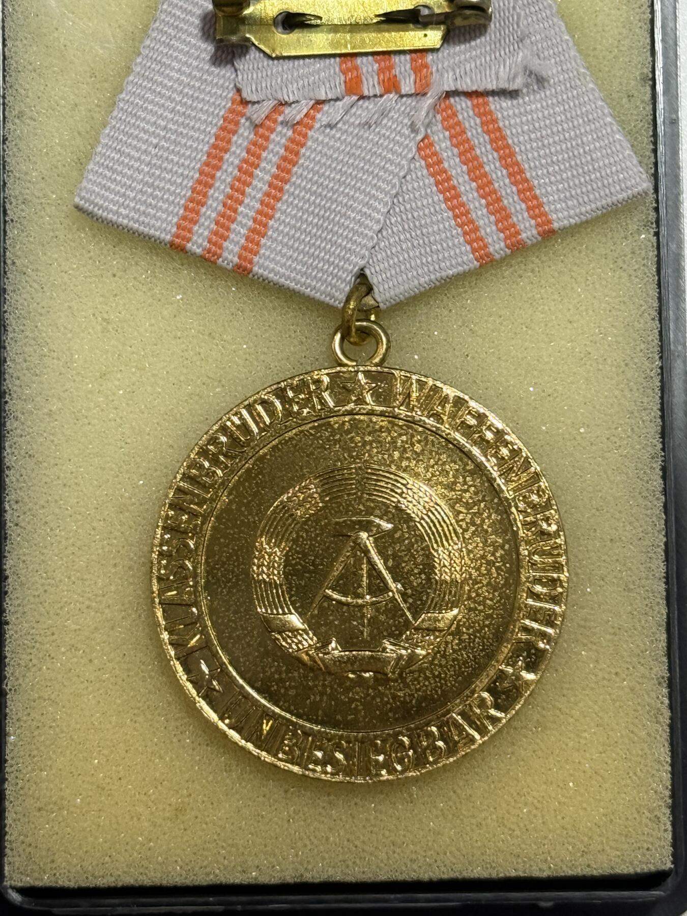 韵星假日精品2025秋季军品类拍卖会-- Rimey Holidays Boutique 2025 Autumn Militaria Sale 民主德国金级巩固战斗友谊奖章带盒略 授予参与国际军事行动的军人和准军事组织成员