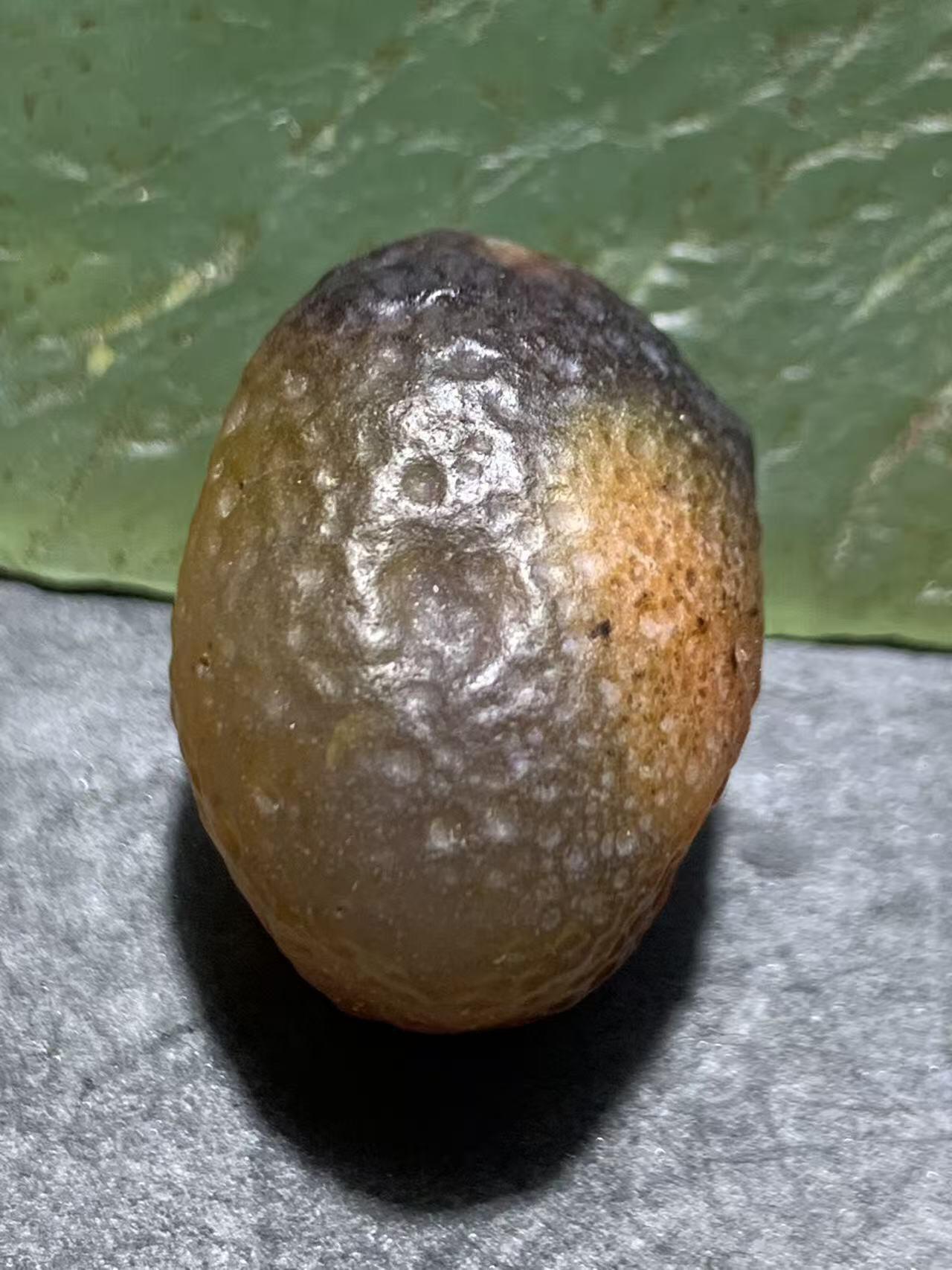 精美天然戈壁阿拉善麻皮酒红色俏色糖心大珠子一个，