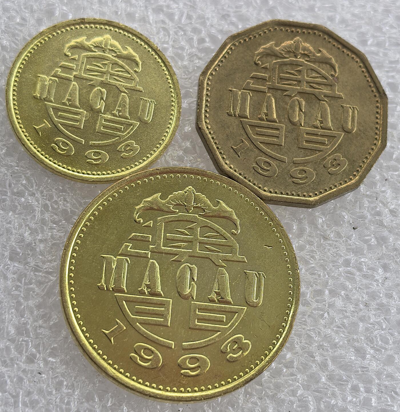 外国优质纪念币银币，周六晚上九点倒数截拍，满百包邮，可寄存半年，喜欢朋友微信扫描二维码可直接参拍 澳门舞狮舞龙赛龙舟3枚