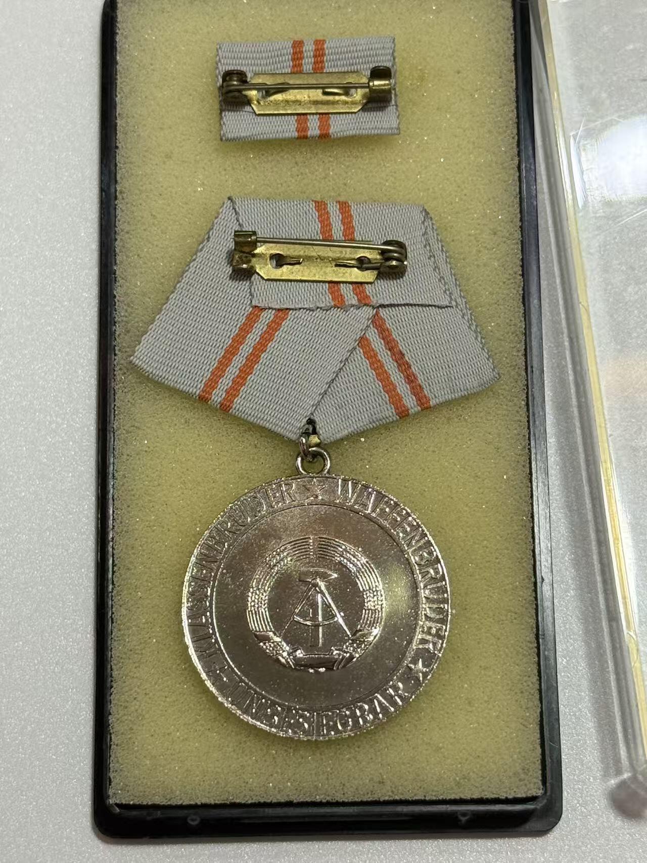 韵星假日精品2025秋季军品类拍卖会-- Rimey Holidays Boutique 2025 Autumn Militaria Sale 民主德国银级巩固战斗友谊奖章带盒略 授予参与国际军事行动的军人和准军事组织成员