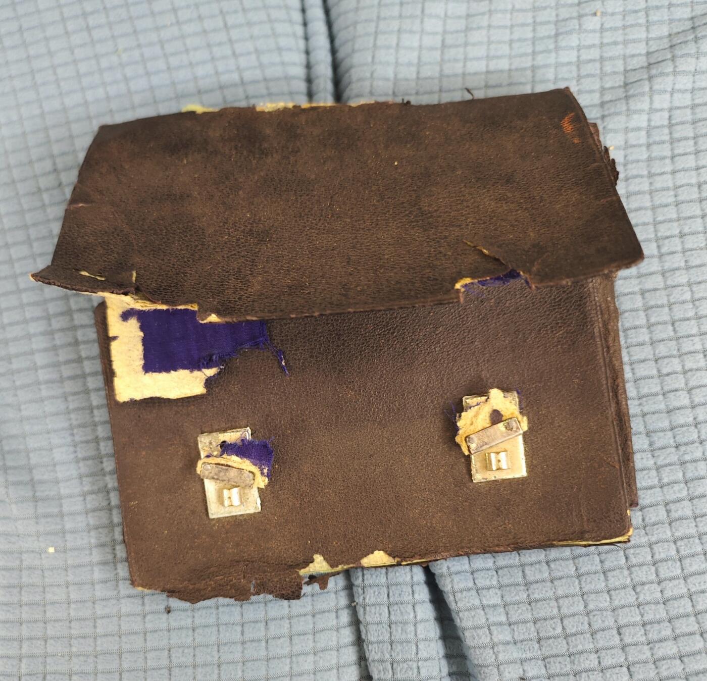 红色经典收藏拍卖专场第28期 勿忘国耻勿忘历史  二战鬼子章联排带原装皮套 皮套破损