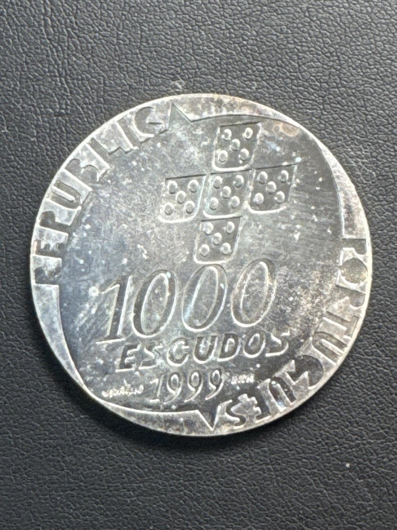 ❤️【币观天下】❤️ 第329期钱币拍卖- 2025.10.31周五晚上6点半场-长期征集拍品 葡萄牙1999年 康乃馨革命25周年纪念100 0埃斯库多克朗型大直径普制纪念银币