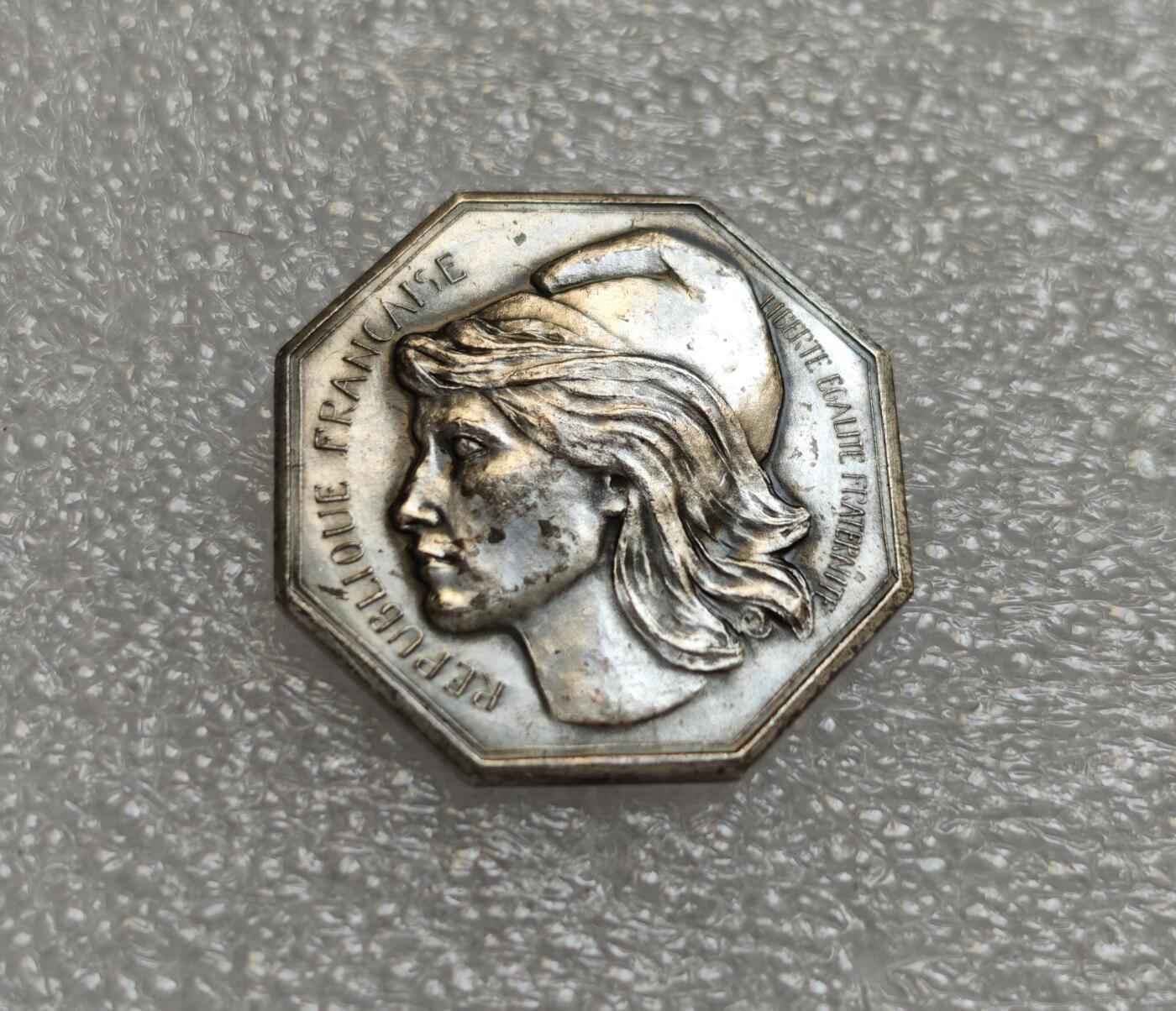 瓶子🏺第214期拍卖会  20世纪法国墨丘利自由帽头像JETON镀银版铜质八角代币章