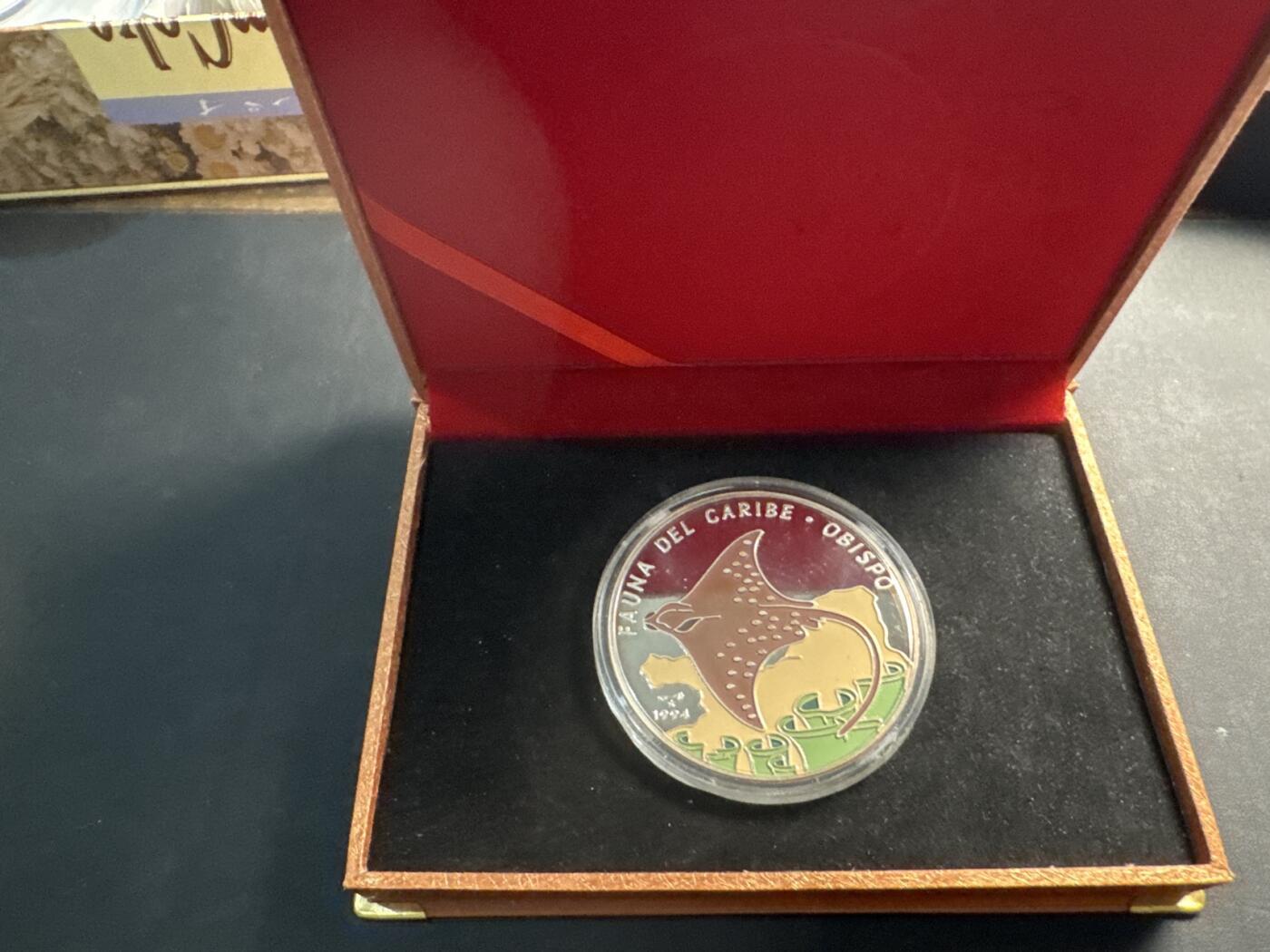 ❤️【币观天下】❤️ 第329期钱币拍卖- 2025.10.31周五晚上6点半场-长期征集拍品 古巴1994年海洋动物蝠鲼彩色精制银币155.5克发行量2500枚