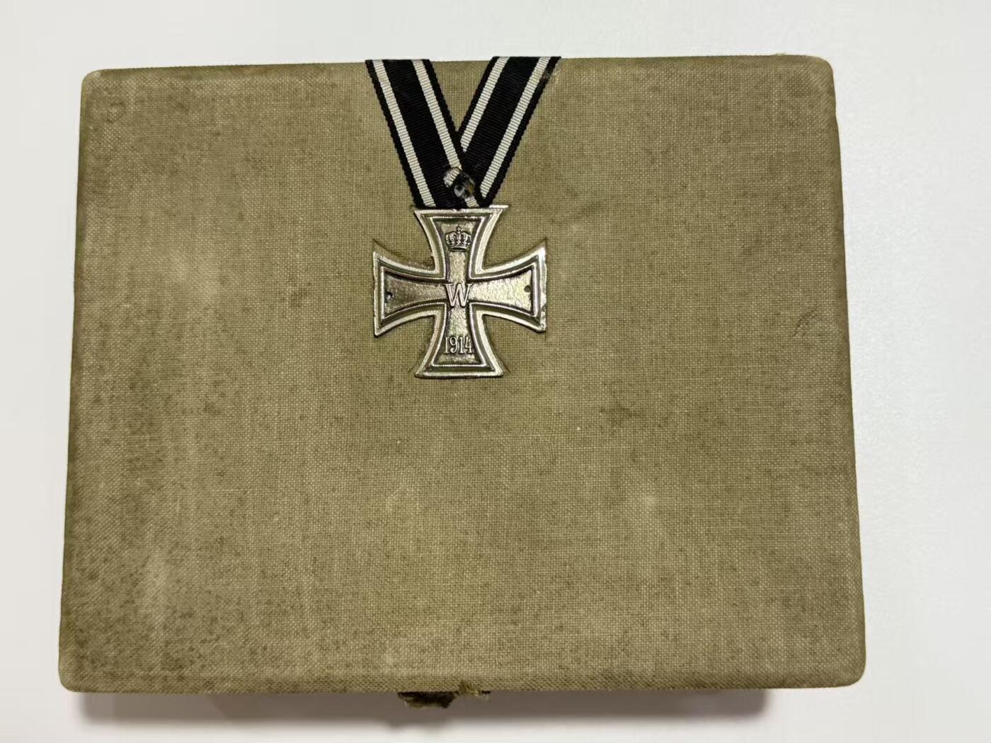 韵星假日精品2025秋季军品类拍卖会-- Rimey Holidays Boutique 2025 Autumn Militaria Sale 帝德铁十字定制盒收藏一组（包含镶嵌有二级铁十字勋章的定制盒一个、kag厂标二铁➕兴登堡奖章二联排一组、二级铁十字勋章纽扣迷你章一枚、巴伐利亚王国士兵证书一本、巴伐利亚王国路德维西国王纪念章一枚、巴伐利亚王国士兵cdv照片一张、一战爱国者之铁奖章、兴登堡元帅图像纪念品）本组藏品共8件