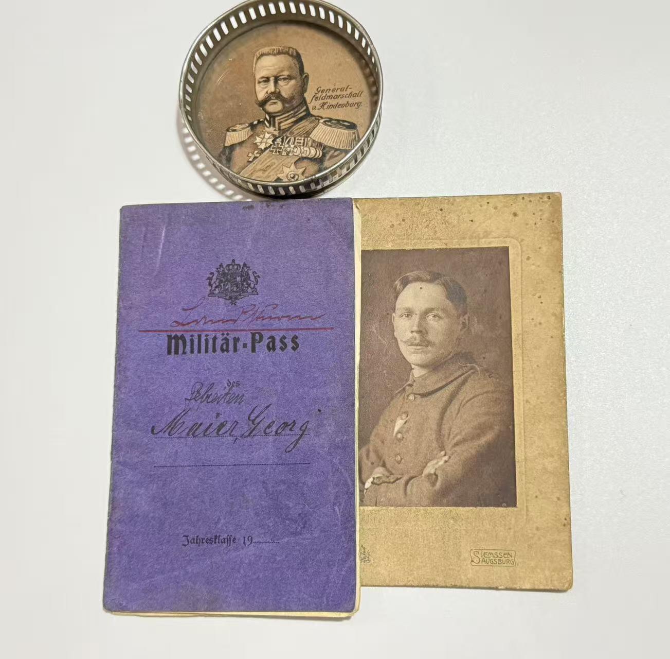 韵星假日精品2025秋季军品类拍卖会-- Rimey Holidays Boutique 2025 Autumn Militaria Sale 帝德铁十字定制盒收藏一组（包含镶嵌有二级铁十字勋章的定制盒一个、kag厂标二铁➕兴登堡奖章二联排一组、二级铁十字勋章纽扣迷你章一枚、巴伐利亚王国士兵证书一本、巴伐利亚王国路德维西国王纪念章一枚、巴伐利亚王国士兵cdv照片一张、一战爱国者之铁奖章、兴登堡元帅图像纪念品）本组藏品共8件