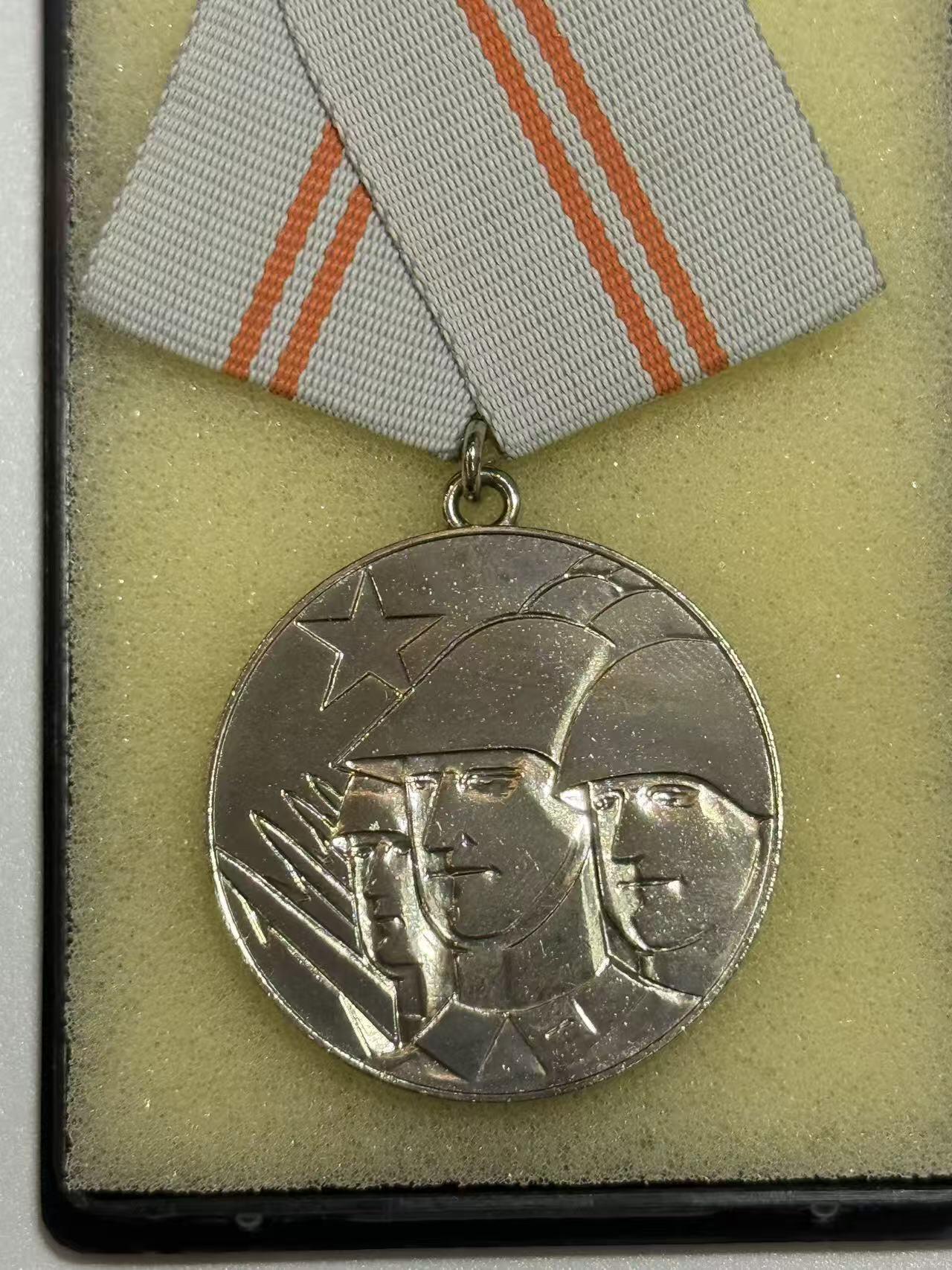 韵星假日精品2025秋季军品类拍卖会-- Rimey Holidays Boutique 2025 Autumn Militaria Sale 民主德国银级巩固战斗友谊奖章带盒略 授予参与国际军事行动的军人和准军事组织成员