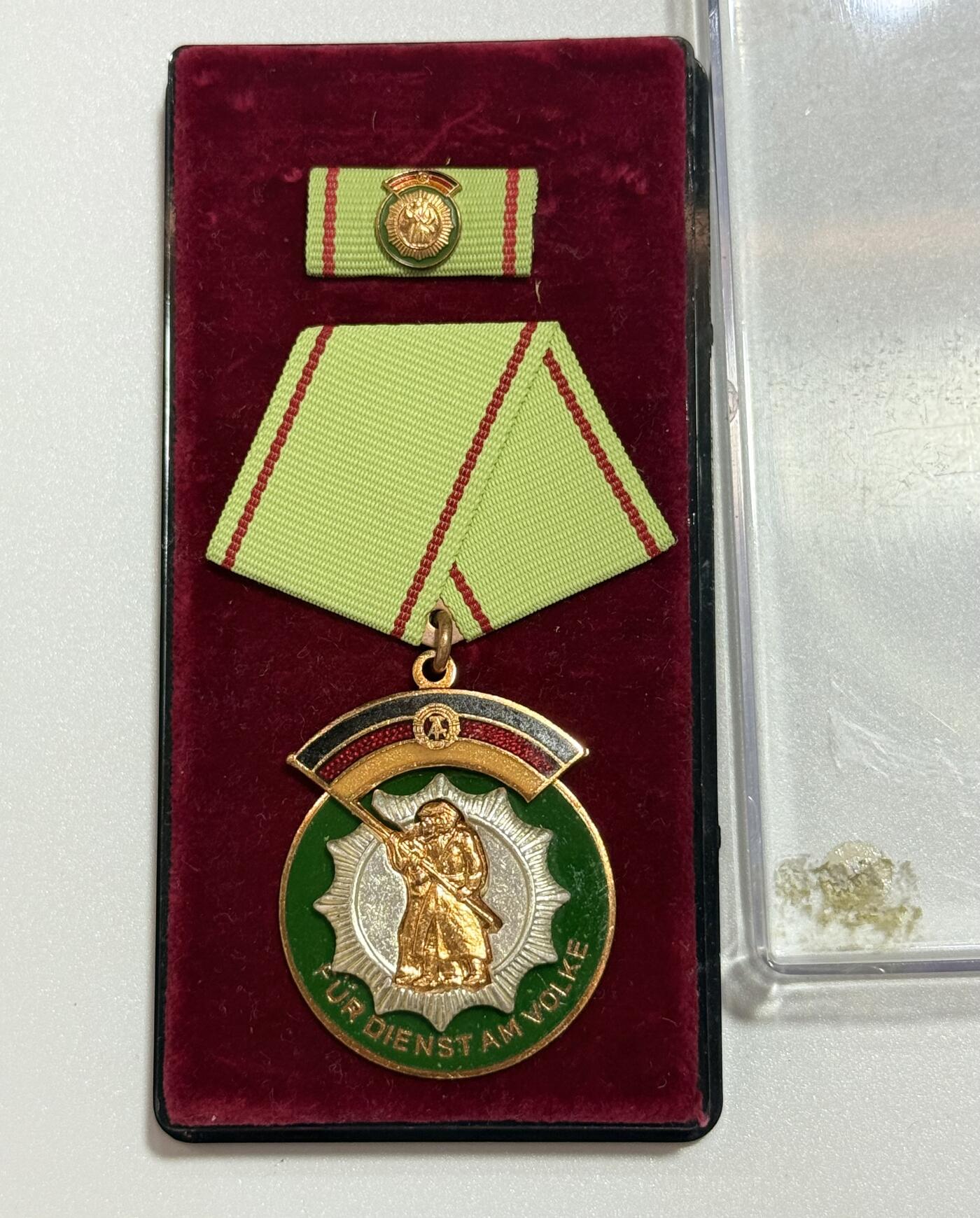 韵星假日精品2025秋季军品类拍卖会-- Rimey Holidays Boutique 2025 Autumn Militaria Sale 民主德国人民警察荣誉勋章带盒略 带绒布盒  人民警察领域高级勋赏