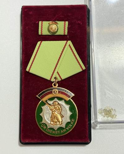 韵星假日精品2025秋季军品类拍卖会-- Rimey Holidays Boutique 2025 Autumn Militaria Sale - 民主德国人民警察荣誉勋章带盒略 带绒布盒  人民警察领域高级勋赏