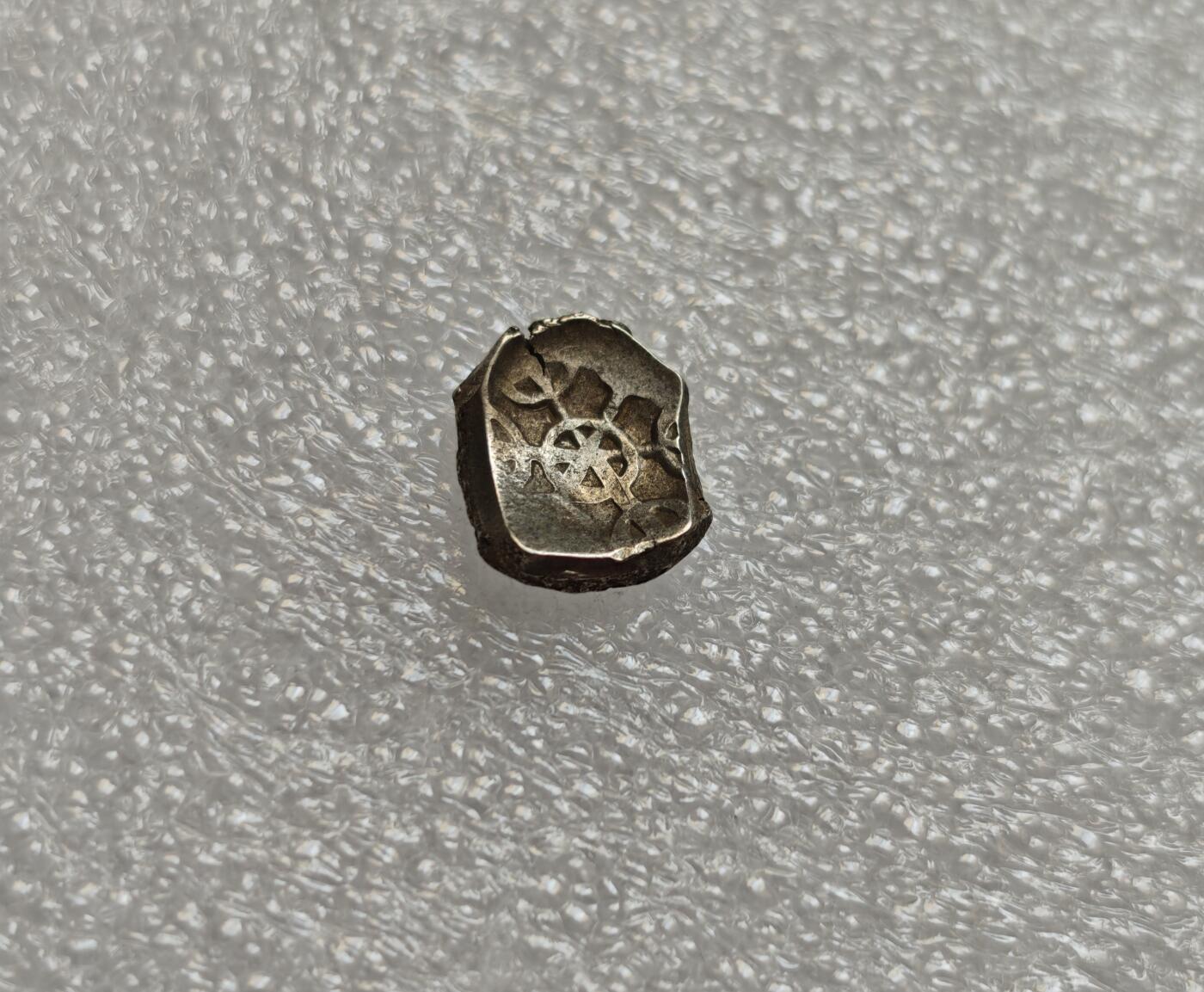 瓶子🏺第214期拍卖会  公元前5世纪犍陀罗六臂金刚杵图案打制银币  上海钱币博物馆同款