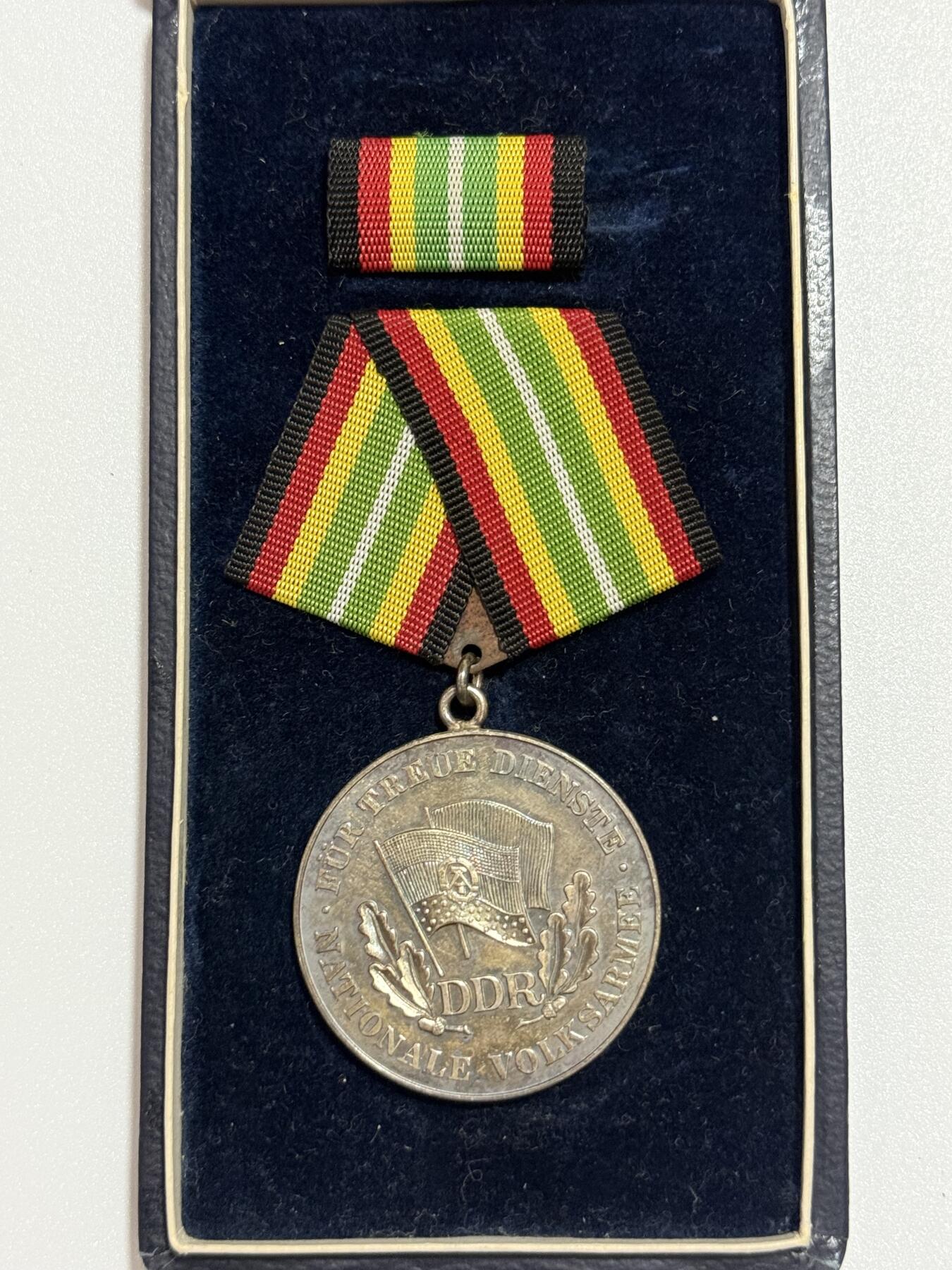 韵星假日精品2025秋季军品类拍卖会-- Rimey Holidays Boutique 2025 Autumn Militaria Sale 民主德国人民军银级忠诚服役奖章带盒略 极早期提手挂900银版本