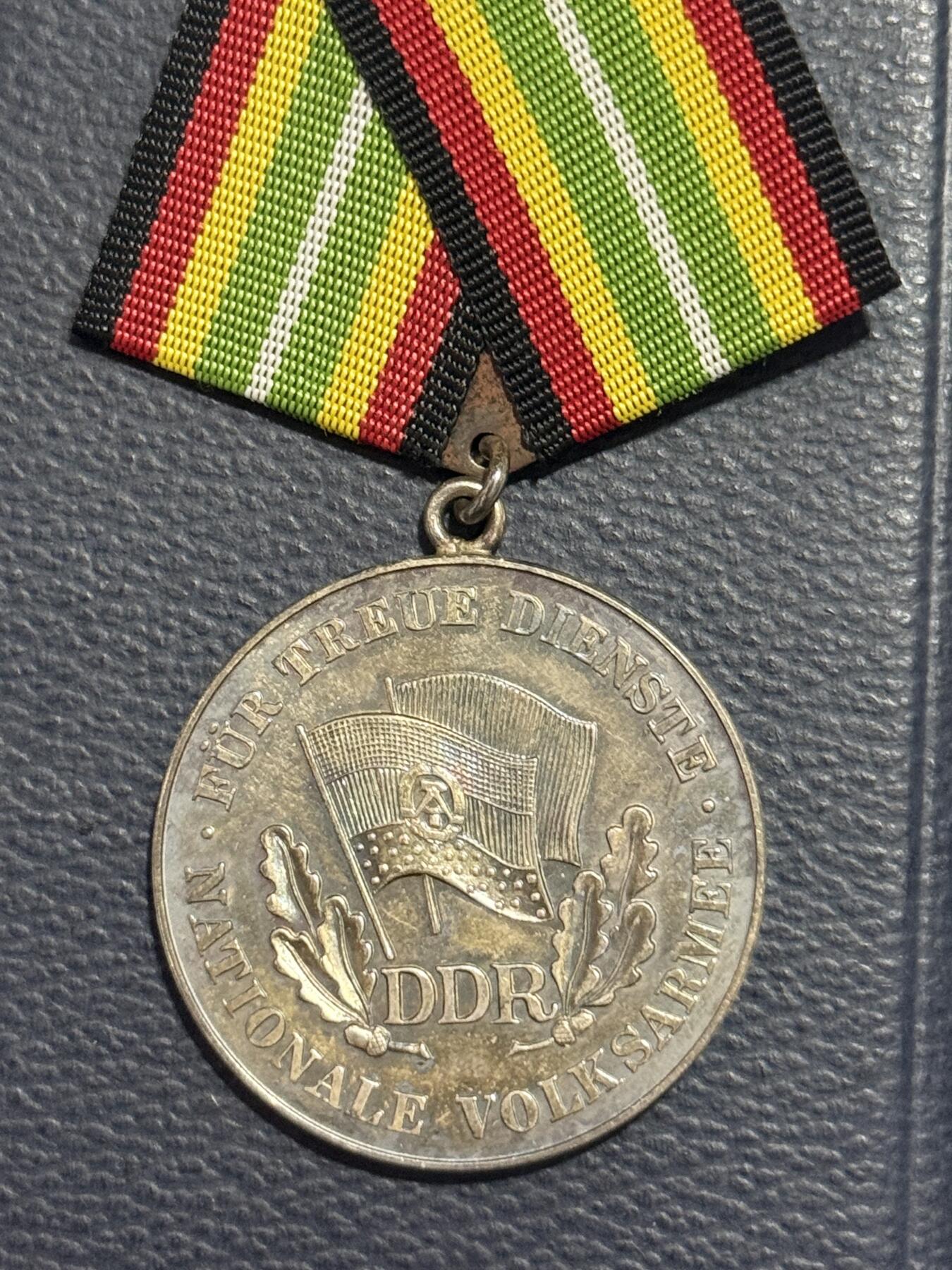 韵星假日精品2025秋季军品类拍卖会-- Rimey Holidays Boutique 2025 Autumn Militaria Sale 民主德国人民军银级忠诚服役奖章带盒略 极早期提手挂900银版本