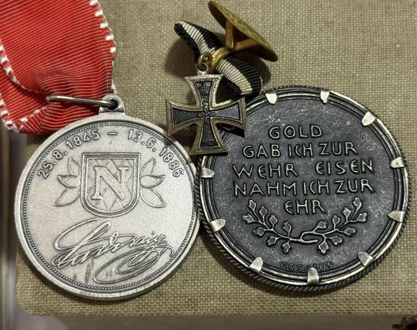 韵星假日精品2025秋季军品类拍卖会-- Rimey Holidays Boutique 2025 Autumn Militaria Sale 帝德铁十字定制盒收藏一组（包含镶嵌有二级铁十字勋章的定制盒一个、kag厂标二铁➕兴登堡奖章二联排一组、二级铁十字勋章纽扣迷你章一枚、巴伐利亚王国士兵证书一本、巴伐利亚王国路德维西国王纪念章一枚、巴伐利亚王国士兵cdv照片一张、一战爱国者之铁奖章、兴登堡元帅图像纪念品）本组藏品共8件