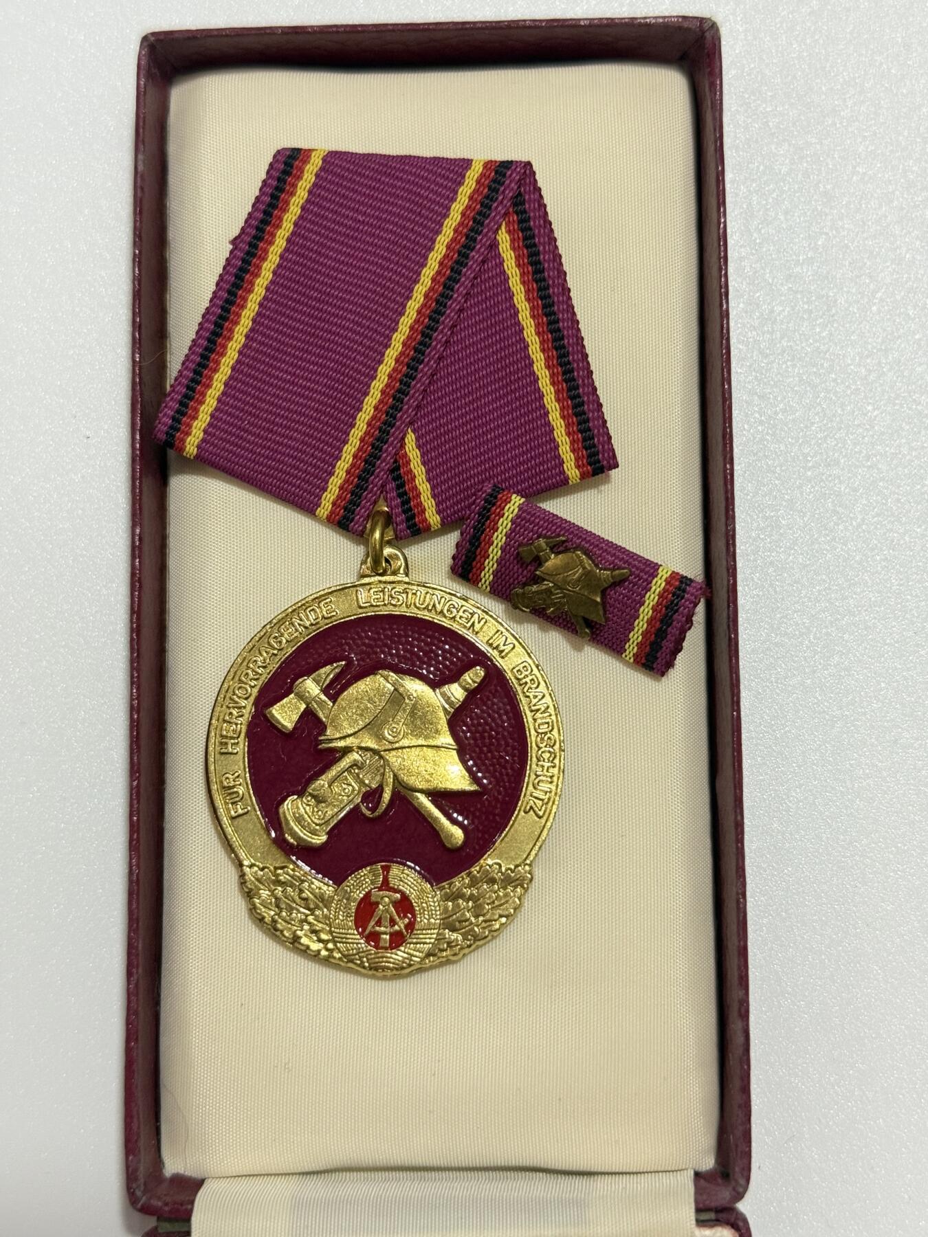 韵星假日精品2025秋季军品类拍卖会-- Rimey Holidays Boutique 2025 Autumn Militaria Sale 民主德国消防突出成就奖章带盒略  消防领域T0级别高级勋赏