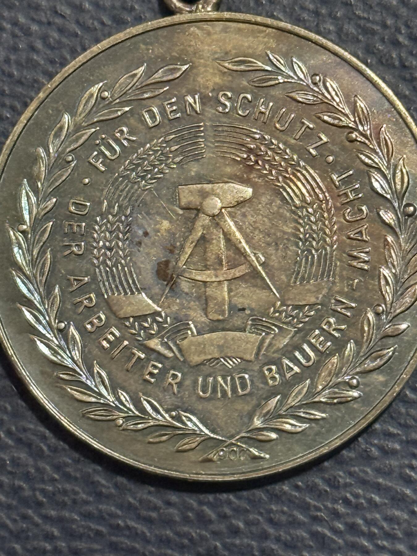 韵星假日精品2025秋季军品类拍卖会-- Rimey Holidays Boutique 2025 Autumn Militaria Sale 民主德国人民军银级忠诚服役奖章带盒略 极早期提手挂900银版本