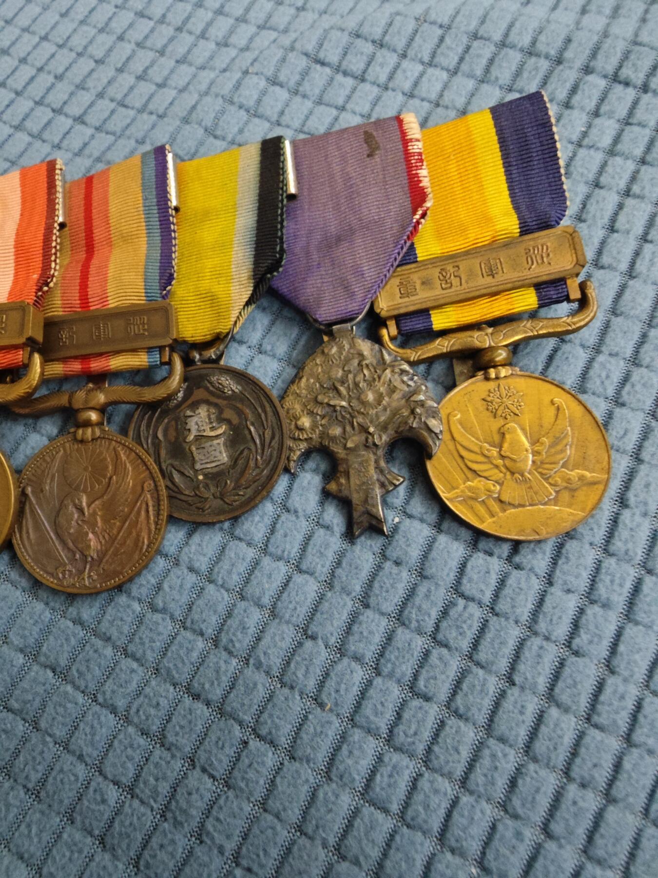 红色经典收藏拍卖专场第28期 勿忘国耻勿忘历史  二战鬼子章联排带原装皮套 皮套破损