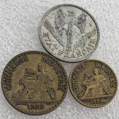 外国优质纪念币银币，周六晚上九点倒数截拍，满百包邮，可寄存半年，喜欢朋友微信扫描二维码可直接参拍 - 法国二战前3枚