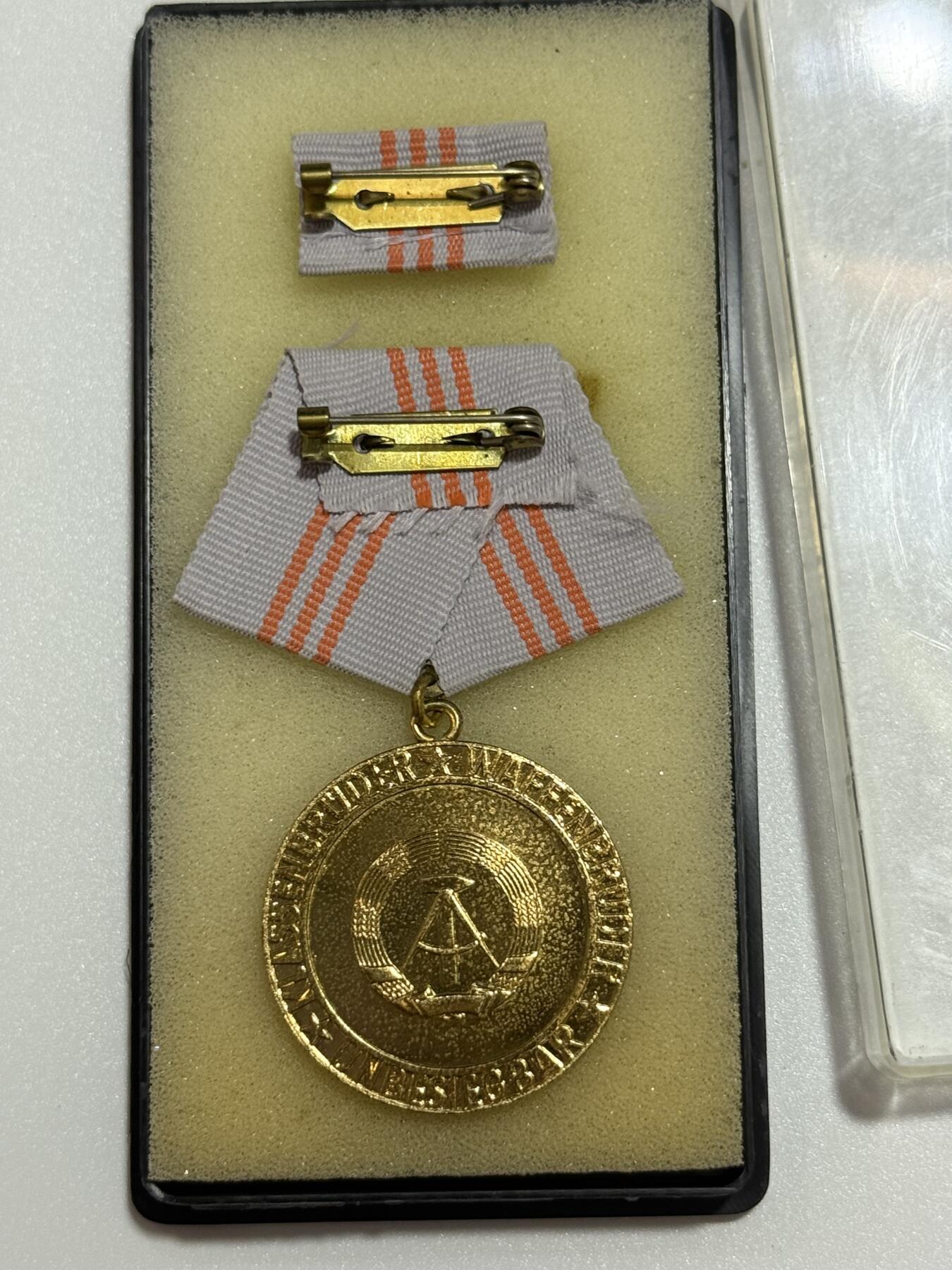 韵星假日精品2025秋季军品类拍卖会-- Rimey Holidays Boutique 2025 Autumn Militaria Sale 民主德国金级巩固战斗友谊奖章带盒略 授予参与国际军事行动的军人和准军事组织成员