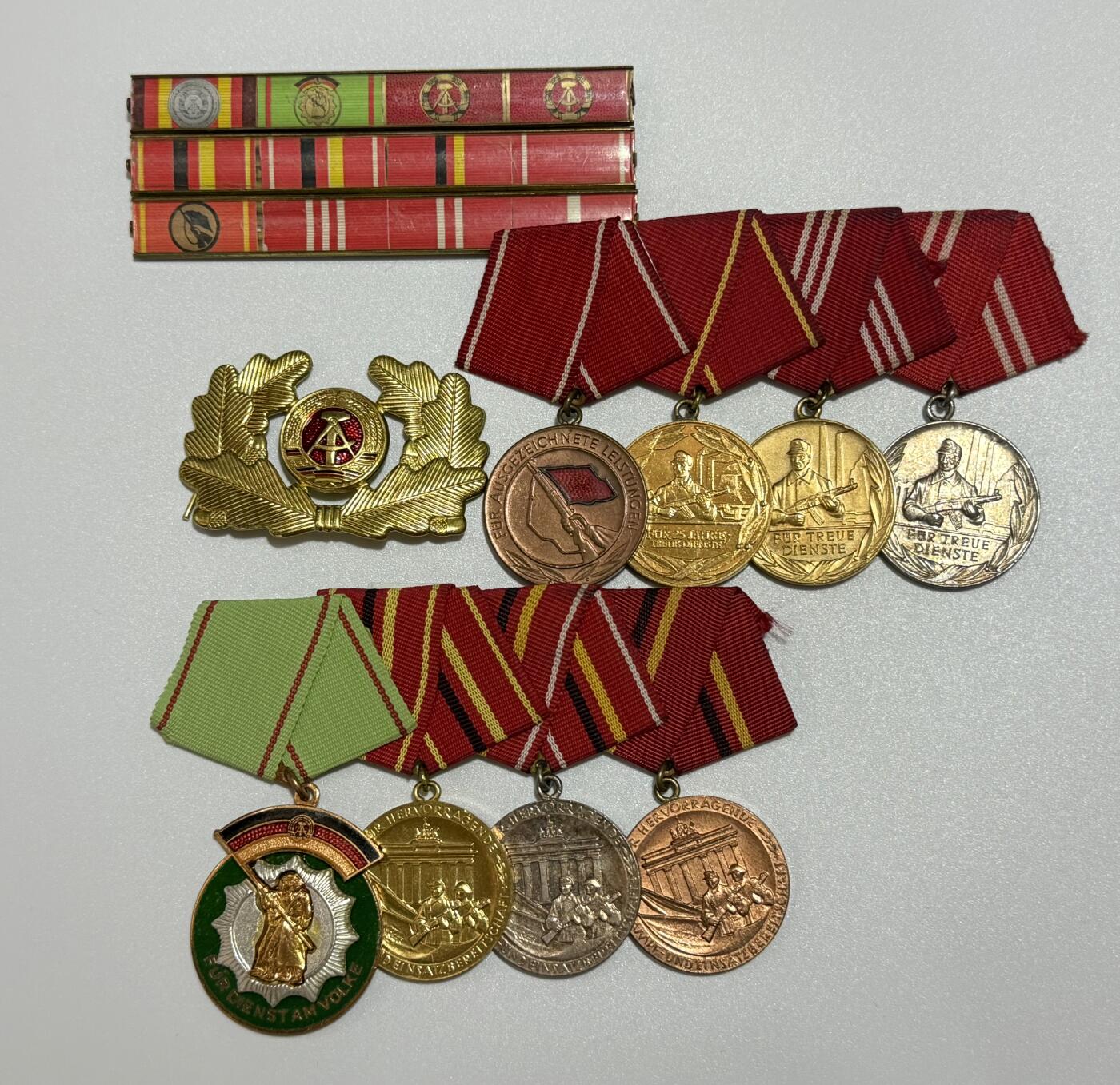 韵星假日精品2025秋季军品类拍卖会-- Rimey Holidays Boutique 2025 Autumn Militaria Sale 民主德国勋章联排、勋略   工战队优秀服役+忠诚服役联排  人民警察荣誉勋章+工战队功绩全套联排  勋略：国家荣誉、民警功勋 各类工战队功勋、服役   镀金帽徽