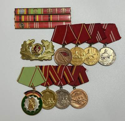 韵星假日精品2025秋季军品类拍卖会-- Rimey Holidays Boutique 2025 Autumn Militaria Sale - 民主德国勋章联排、勋略   工战队优秀服役+忠诚服役联排  人民警察荣誉勋章+工战队功绩全套联排  勋略：国家荣誉、民警功勋 各类工战队功勋、服役   镀金帽徽