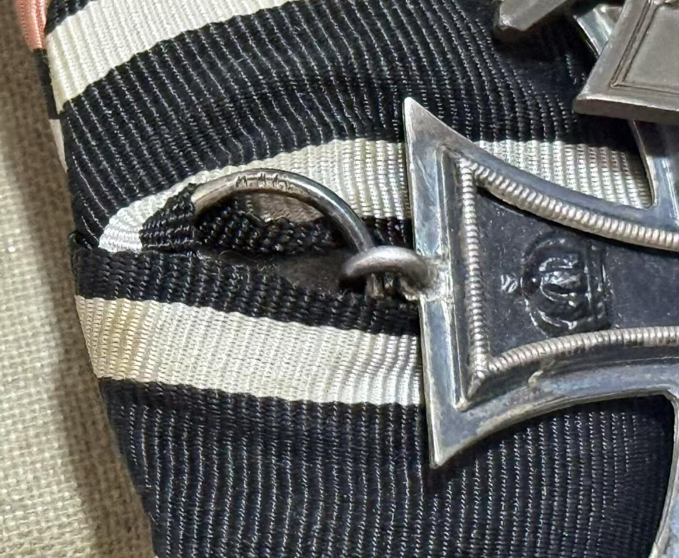 韵星假日精品2025秋季军品类拍卖会-- Rimey Holidays Boutique 2025 Autumn Militaria Sale 帝德铁十字定制盒收藏一组（包含镶嵌有二级铁十字勋章的定制盒一个、kag厂标二铁➕兴登堡奖章二联排一组、二级铁十字勋章纽扣迷你章一枚、巴伐利亚王国士兵证书一本、巴伐利亚王国路德维西国王纪念章一枚、巴伐利亚王国士兵cdv照片一张、一战爱国者之铁奖章、兴登堡元帅图像纪念品）本组藏品共8件