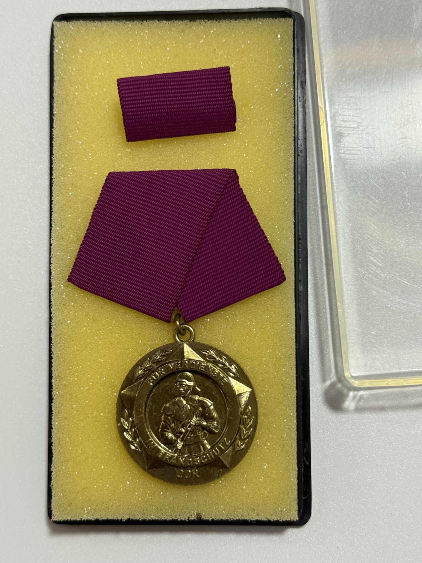 韵星假日精品2025秋季军品类拍卖会-- Rimey Holidays Boutique 2025 Autumn Militaria Sale 民主德国消防功绩奖章带盒略  消防领域高级别勋赏（消防功绩仅这一级别）