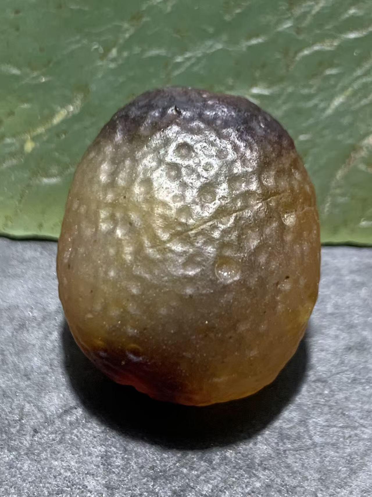 精美天然戈壁阿拉善麻皮酒红色俏色糖心大珠子一个，