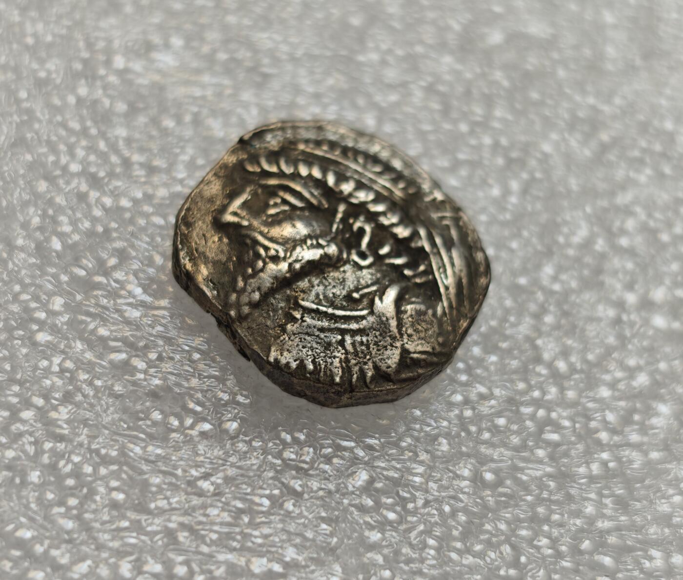 瓶子🏺第214期拍卖会  埃兰王国公元前54-前32年卡姆纳斯克里斯五世四德拉克马银币 打制于赫狄丰塞琉西亚城 卡姆纳斯克里斯五世面左像  后方锚记族徽  背面安息王像  埃兰王国早期高银版本  高浮雕美品  细节犀利