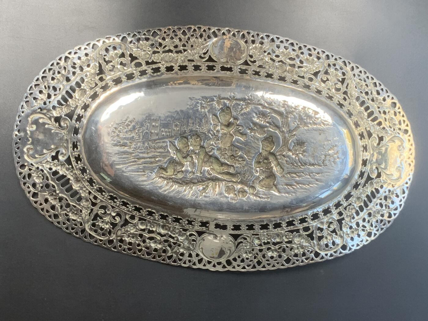 掌中浮雕-藏着的欧洲第039场 190X德国800银椭圆果篮，282mm X 170mm，207g，有银标