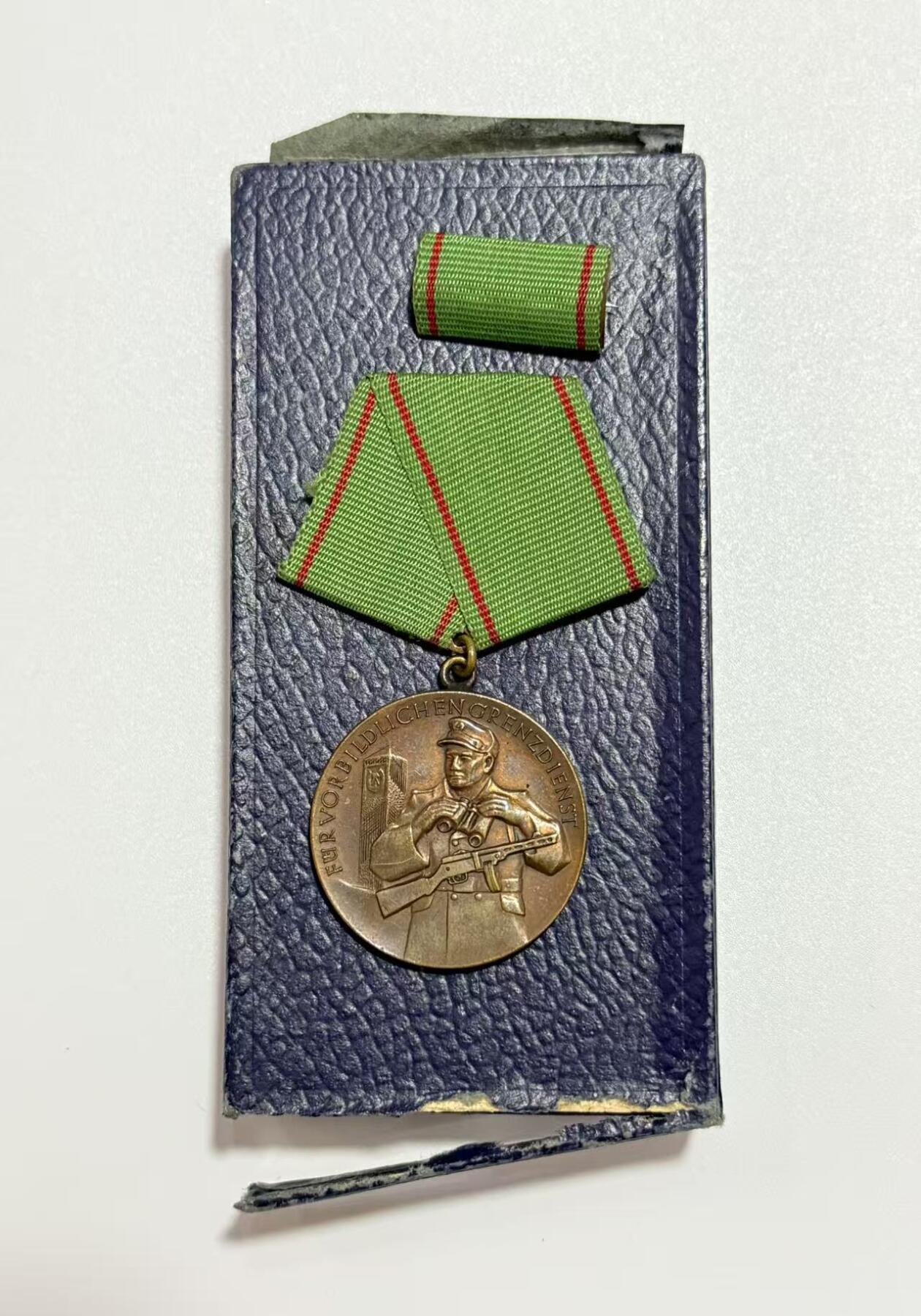 韵星假日精品2025秋季军品类拍卖会-- Rimey Holidays Boutique 2025 Autumn Militaria Sale 民主德国人民警察边防服务模范奖章（1956版）带盒略  早期绒布盒提手挂版本