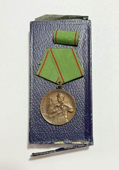 韵星假日精品2025秋季军品类拍卖会-- Rimey Holidays Boutique 2025 Autumn Militaria Sale - 民主德国人民警察边防服务模范奖章（1956版）带盒略  早期绒布盒提手挂版本