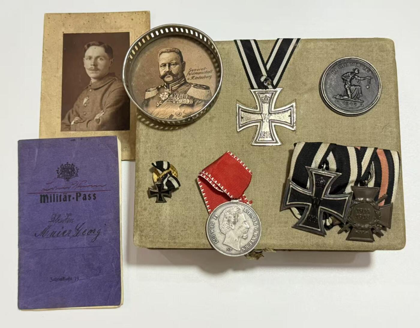 韵星假日精品2025秋季军品类拍卖会-- Rimey Holidays Boutique 2025 Autumn Militaria Sale 帝德铁十字定制盒收藏一组（包含镶嵌有二级铁十字勋章的定制盒一个、kag厂标二铁➕兴登堡奖章二联排一组、二级铁十字勋章纽扣迷你章一枚、巴伐利亚王国士兵证书一本、巴伐利亚王国路德维西国王纪念章一枚、巴伐利亚王国士兵cdv照片一张、一战爱国者之铁奖章、兴登堡元帅图像纪念品）本组藏品共8件